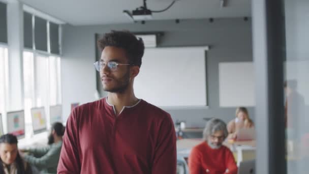 Retrato Cintura Hacia Arriba Joven Trabajador Oficina Guapo Etnia Mestiza — Vídeos de Stock