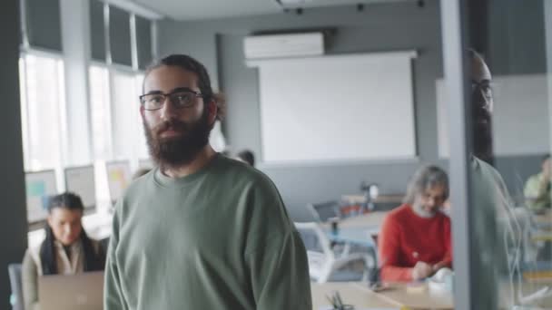 Cintura Até Retrato Tiro Jovem Barbudo Misto Empresário Óculos Casualwear — Vídeo de Stock