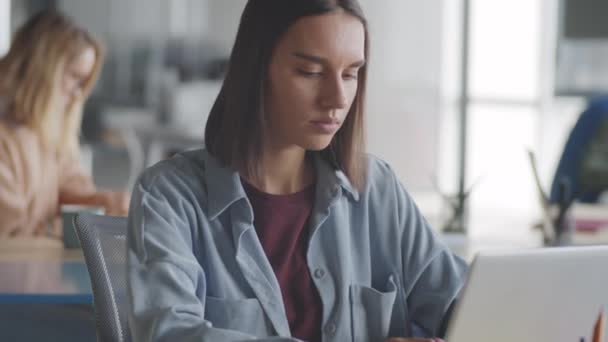 Zamknij Się Tilt Shot Młodej Pięknej Bizneswoman Casualwear Pracuje Laptopie — Wideo stockowe