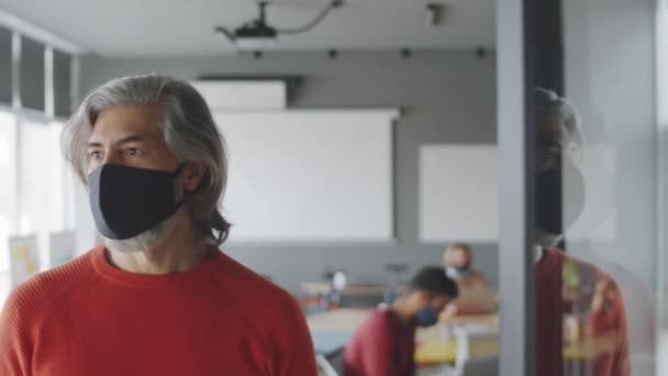 Portraitaufnahme Eines Älteren Grauhaarigen Geschäftsmannes Mit Schutzmaske Der Büro Steht — Stockvideo