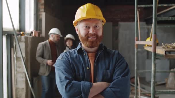 Cintura Para Cima Retrato Arquiteto Masculino Positivo Capacete Com Braços — Vídeo de Stock