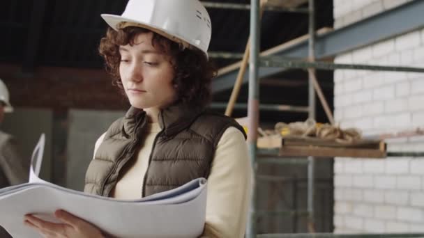 Талия Снимка Молодой Женщины Инженера Каскаде Стоящей Стройке Изучающей Бумажный — стоковое видео