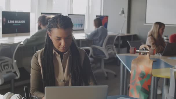 Łukowe Ujęcie Młodej Skoncentrowanej Afro Amerykańskiej Bizneswoman Plecionymi Włosami Piszącej — Wideo stockowe