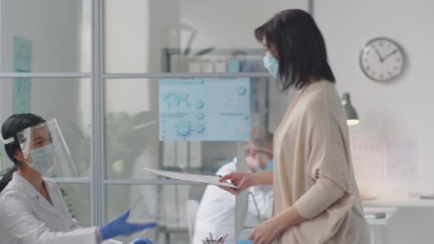 Kvinnlig Patient Som Promenerar Kliniken Och Ger Asiatisk Kvinnlig Läkare — Stockvideo