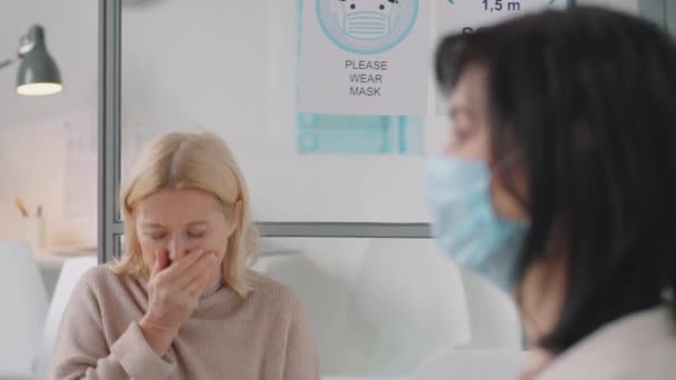 Chora Kobieta Średnim Wieku Zakrywająca Usta Dłonią Kaszel Czekając Konsultację — Wideo stockowe
