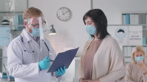 Blanke Vrouw Met Beschermend Masker Die Medische Geschiedenis Geeft Aan — Stockvideo