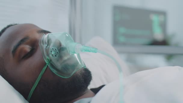 Gros Plan Homme Afro Américain Malade Couché Avec Masque Ventilateur — Video