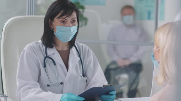 Laboratuvar Önlüklü Kadın Doktor Koruyucu Yüz Maskesi Eldivenler Tıbbi Geçmişi — Stok video