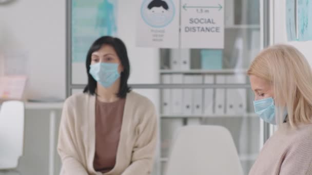 Seitenansicht Einer Kranken Frau Mit Medizinischer Gesichtsmaske Die Hustet Und — Stockvideo