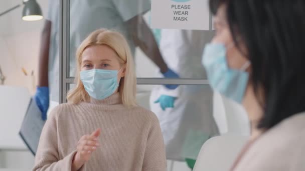 Muayenehanedeki Doktorla Görüşmeden Önce Hasta Koruyucu Maskeli Ağzı Ağızla Kaplı — Stok video