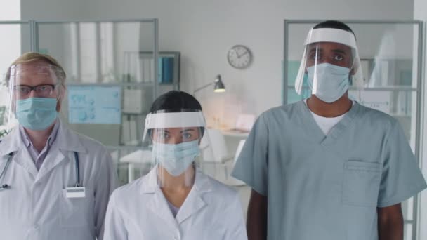 Porträt Eines Teams Multiethnischer Ärzte Uniform Schutzmasken Und Bildschirmen Die — Stockvideo