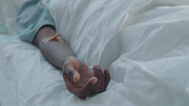 Przechylić Górę Ujęcie Młodego Afroamerykańskiego Pacjenta Płci Męskiej Leżącego Respiratorze — Wideo stockowe