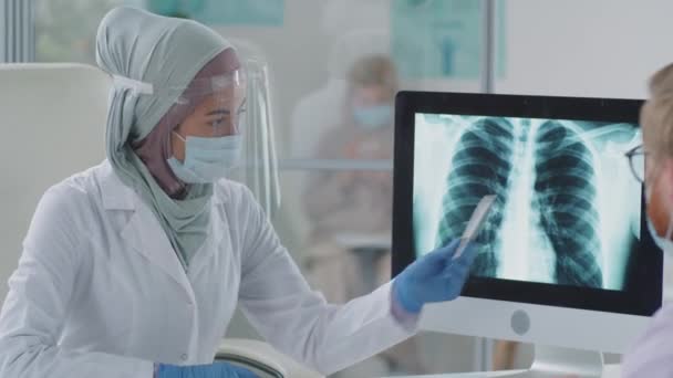 Medicul Musulman Hijab Uniformă Medicală Protecție Care Prezintă Raze Calculator — Videoclip de stoc