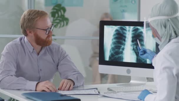 Paciente Masculino Sentado Consultorio Médico Mirando Radiografía Tórax Computadora Escuchando — Vídeo de stock