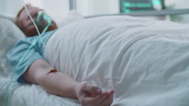 Prise Vue Sélective Patient Masculin Couché Sur Ventilateur Avec Perfusion — Video