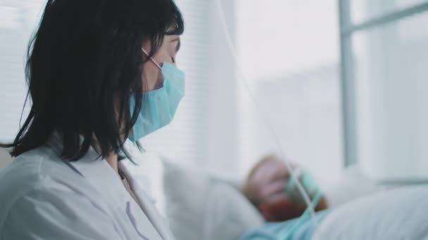 Tilt Shot Female Doctor Protective Mask Gloves Sitting Hospital Ward — Vídeos de Stock
