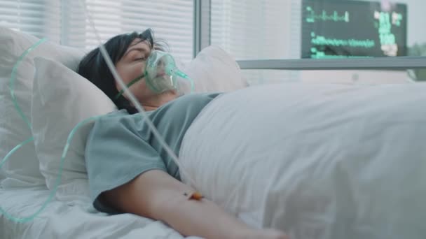 Kantel Neer Schot Van Zieke Vrouw Liggend Ventilator Met Infuus — Stockvideo