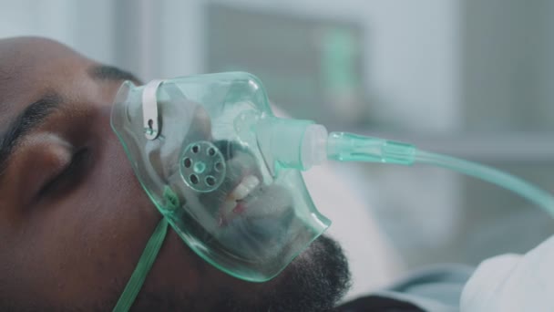 Primer Plano Hombre Negro Enfermo Acostado Con Máscara Ventilador Abriendo — Vídeos de Stock