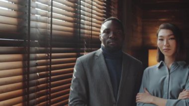 Çekici Asyalı bir kadın ve yakışıklı Afro-Amerikalı bir adamın kamera önünde kamera önünde görüntülerini takip edin.