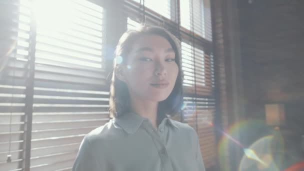 Pecho Arriba Retrato Joven Hermosa Mujer Asiática Pie Junto Ventana — Vídeos de Stock