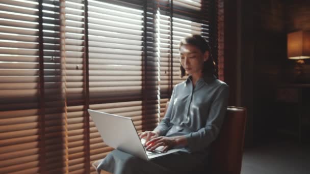 Zoom Retrato Joven Hermosa Mujer Negocios Asiática Sentada Cerca Ventana — Vídeos de Stock