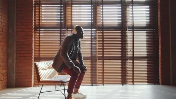 Přiblížit Záběr Afroameričana Muže Chytré Ležérní Oblečení Poslech Hudby Bezdrátovými — Stock video