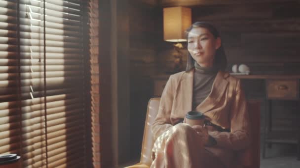 Arc Shot Smuk Asiatisk Kvinde Sidder Stol Kontoret Holder Kaffekop – Stock-video