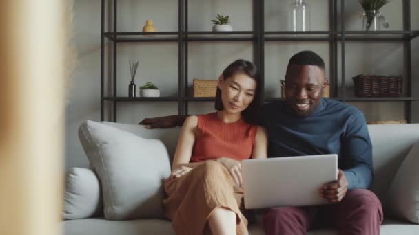 Jovem Esposa Asiática Marido Afro Americano Assistindo Filme Hilariante Laptop — Vídeo de Stock