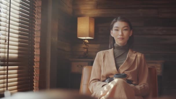 Båge Skott Ung Vacker Asiatisk Kvinna Elegant Outfit Sitter Stol — Stockvideo