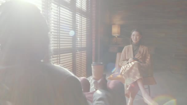 Sobre Hombro Joven Mujer Negocios Asiática Elegante Sentada Silla Sosteniendo — Vídeos de Stock