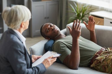 Psikolojik tedavi gören bir adam.