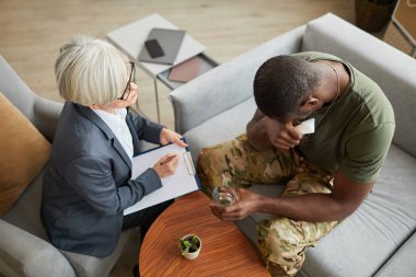 Asker terapi sırasında ağlıyor.