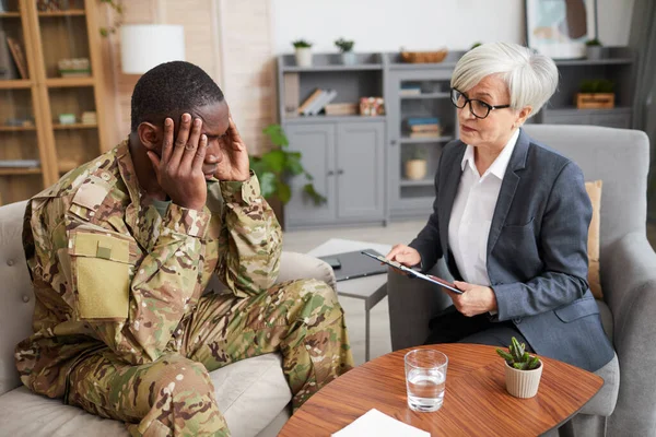 Militar con psicólogo — Foto de Stock