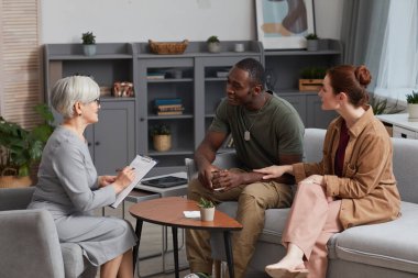 Genç çift psikoloğu ziyaret ediyor