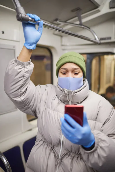 Frau während Pandemie im Zug — Stockfoto