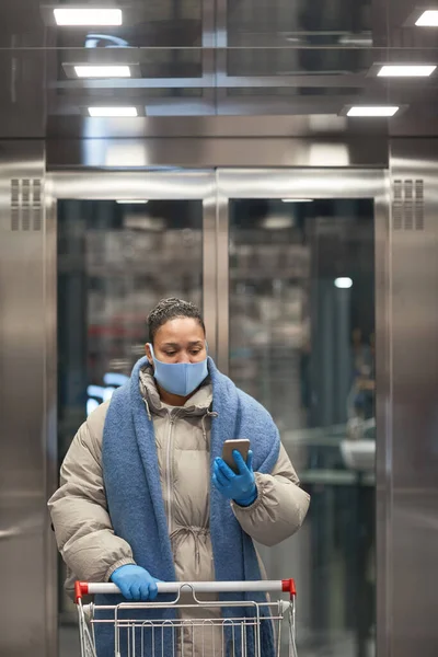 Γυναίκα στέκεται στο ασανσέρ — Φωτογραφία Αρχείου