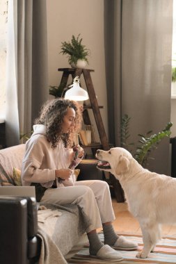 Köpeği eğiten kadın