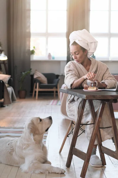 Vrouw die 's morgens koffie drinkt — Stockfoto