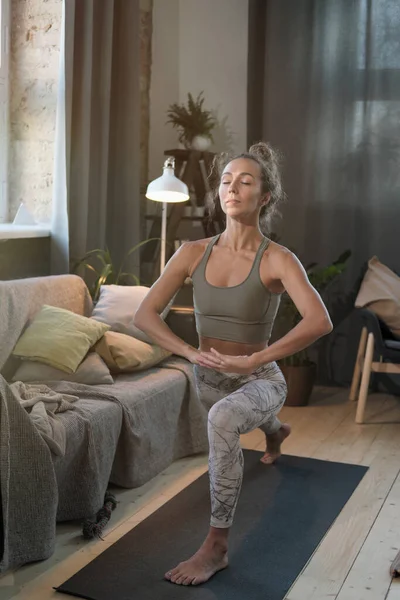 Vrouw aan het trainen thuis — Stockfoto