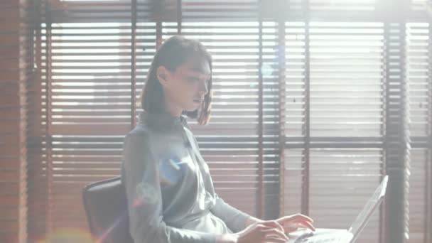 Zoom Portrecie Młodej Eleganckiej Azjatki Siedzącej Przy Oknie Żaluzjami Pracującej — Wideo stockowe