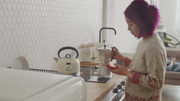 Ung Asiatisk Kvinna Med Rosa Hår Promenader Köket Meddelanden Smartphone — Stockvideo