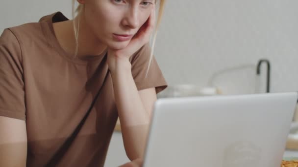 Inclinado Hacia Arriba Tiro Joven Mujer Caucásica Utilizando Ordenador Portátil — Vídeo de stock