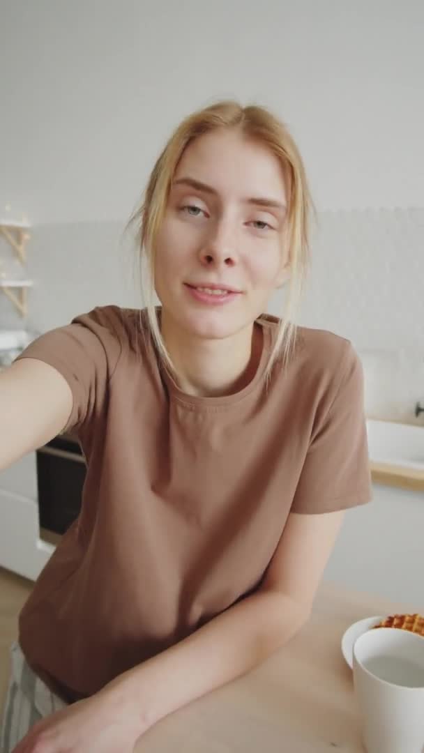 Plan Vertical Une Jeune Femme Blonde Heureuse Tenant Son Smartphone — Video