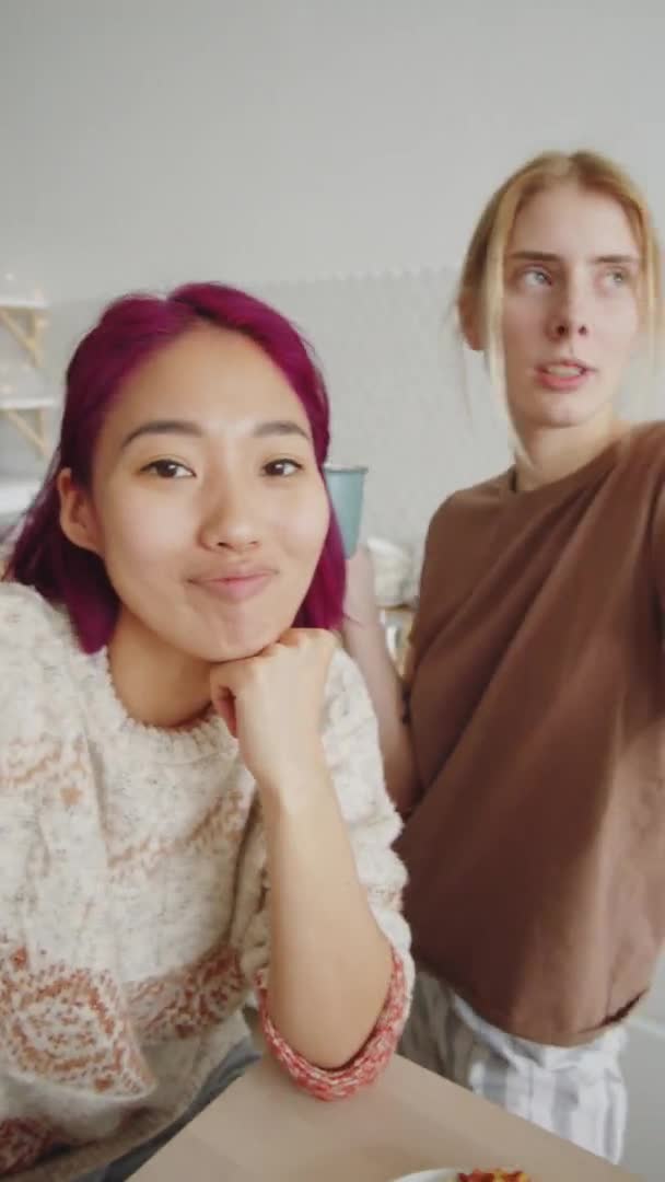 Images Verticales Deux Jeunes Amies Multiethniques Souriantes Parlant Caméra Alors — Video