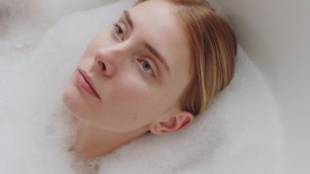 Detailní Pohled Mladé Krásné Blondýny Ležící Mýdlové Vodě Vaně Relaxační — Stock video