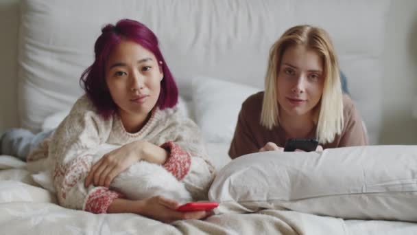 Jeunes Belles Femmes Caucasiennes Asiatiques Couchées Ensemble Sur Lit Maison — Video