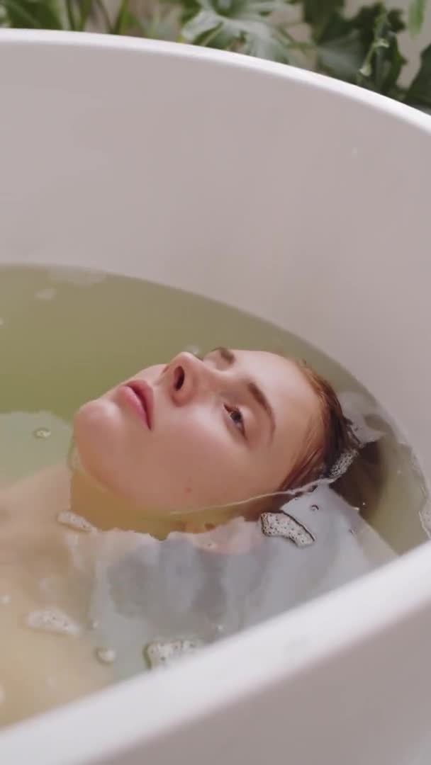 Kafkasyalı Güzel Bir Kadının Banyo Suyunda Yatarken Yakın Plan Çekimleri — Stok video