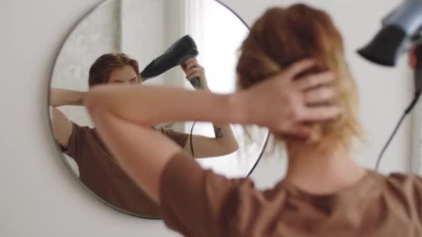 Young Pretty Woman Standing Front Mirror Drying Wet Hair Hairdryer — Stock Video