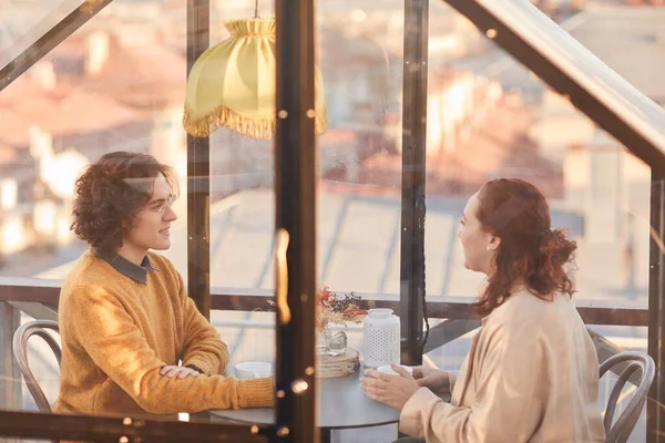 Romantyczna randka w kawiarni — Zdjęcie stockowe