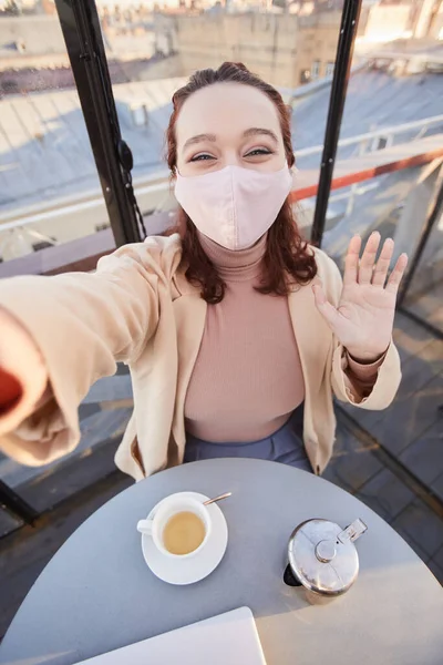Selfie πορτρέτο της γυναίκας με μάσκα — Φωτογραφία Αρχείου